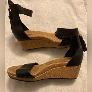 UGG Australia Sandals Women’s SZ 8 ZoeTassel OpenToe Wedge 1019973 Black Leather